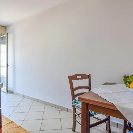 3 Bedroom Lovely In Lägenhet
