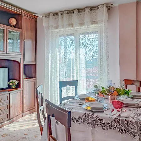 3 Bedroom Lovely In Lägenhet *